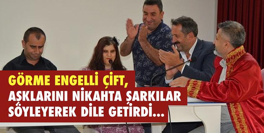 Görme engelli çift, aşklarını nikahta şarkılar söyleyerek dile getirdi